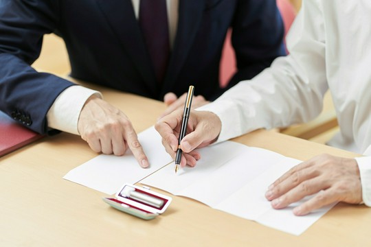 prawnik i facet podpisują dokumenty